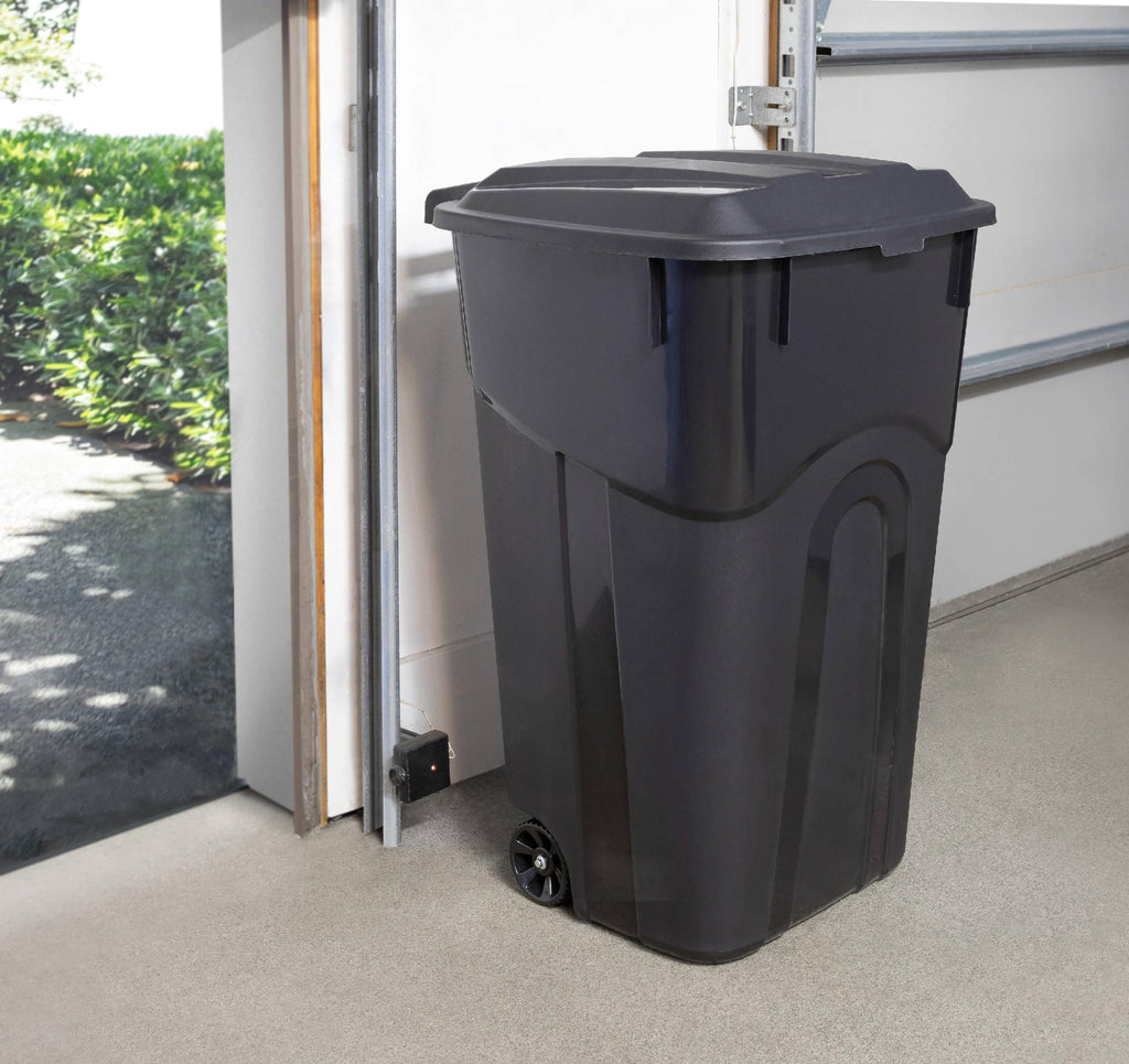 32 Gallon Wheeled Heavy Duty Plastic Garbage Can with Attached Lid T750